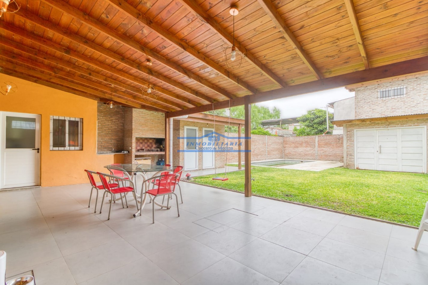 VENDE CASA CON PILETA EN ESCOBAR - apta para credito bancario.